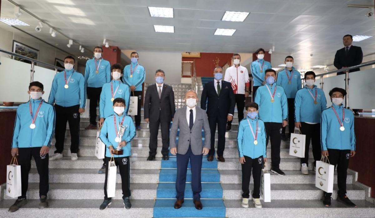 Vali Varol, şampiyon Tenis&ccedil;ileri makamında kabul etti