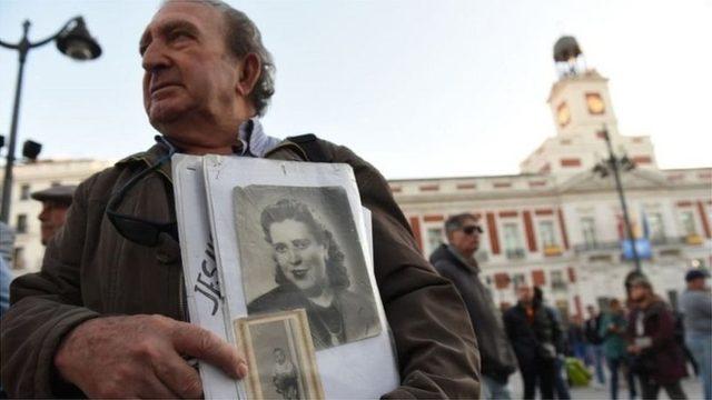 Bir kişi, Franco döneminde kaybolan bir kadının resmini tutuyor.