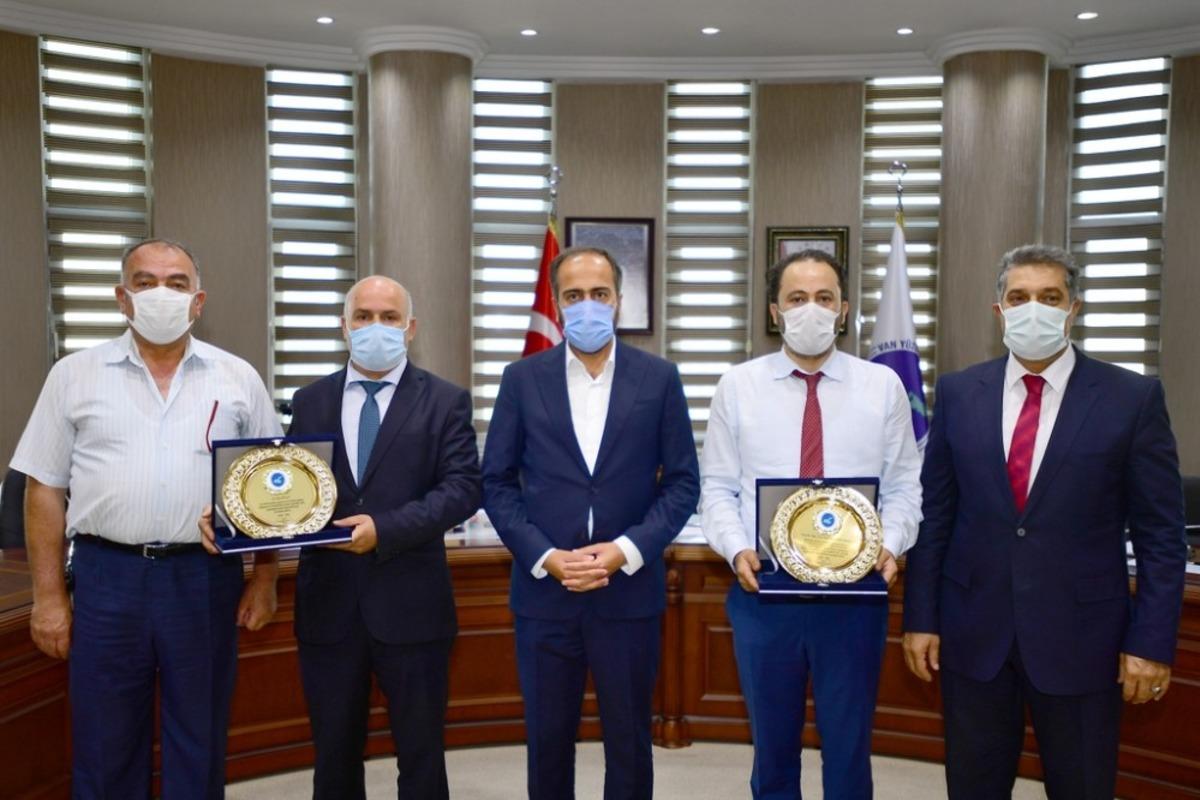 Rekt&ouml;r Şevli&rsquo;den başhekime ve hastane m&uuml;d&uuml;r&uuml;ne plaket