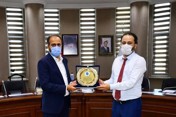 Rektör Şevli’den başhekime ve hastane müdürüne plaket G2