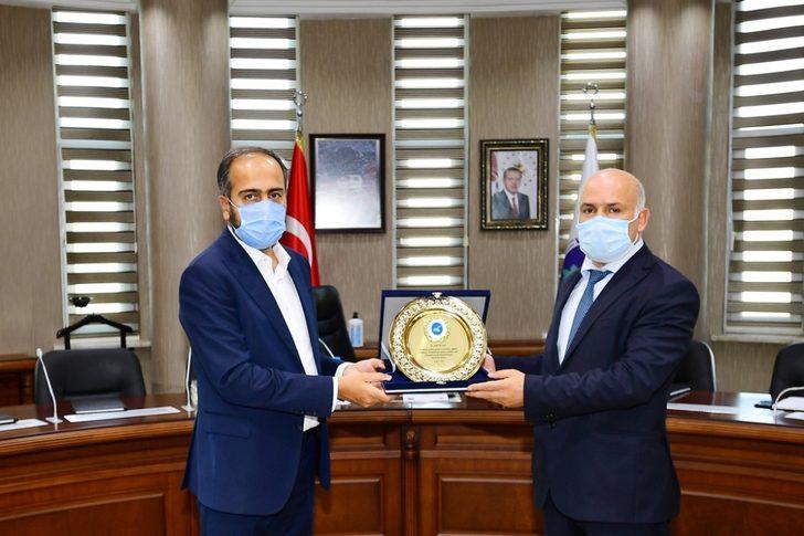 Rektör Şevli’den başhekime ve hastane müdürüne plaket G3