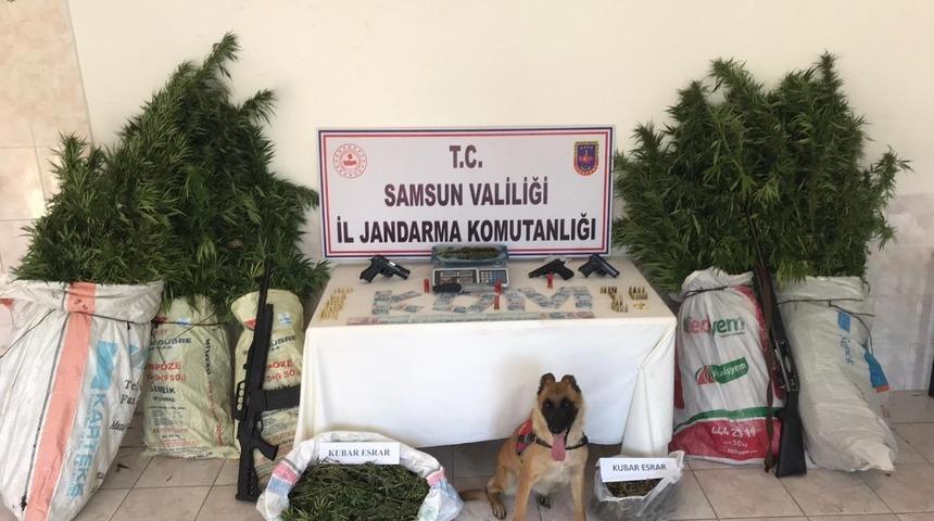 Bafra&rsquo;da jandarma ekipleri uyuşturucu ve silah ele ge&ccedil;irdi