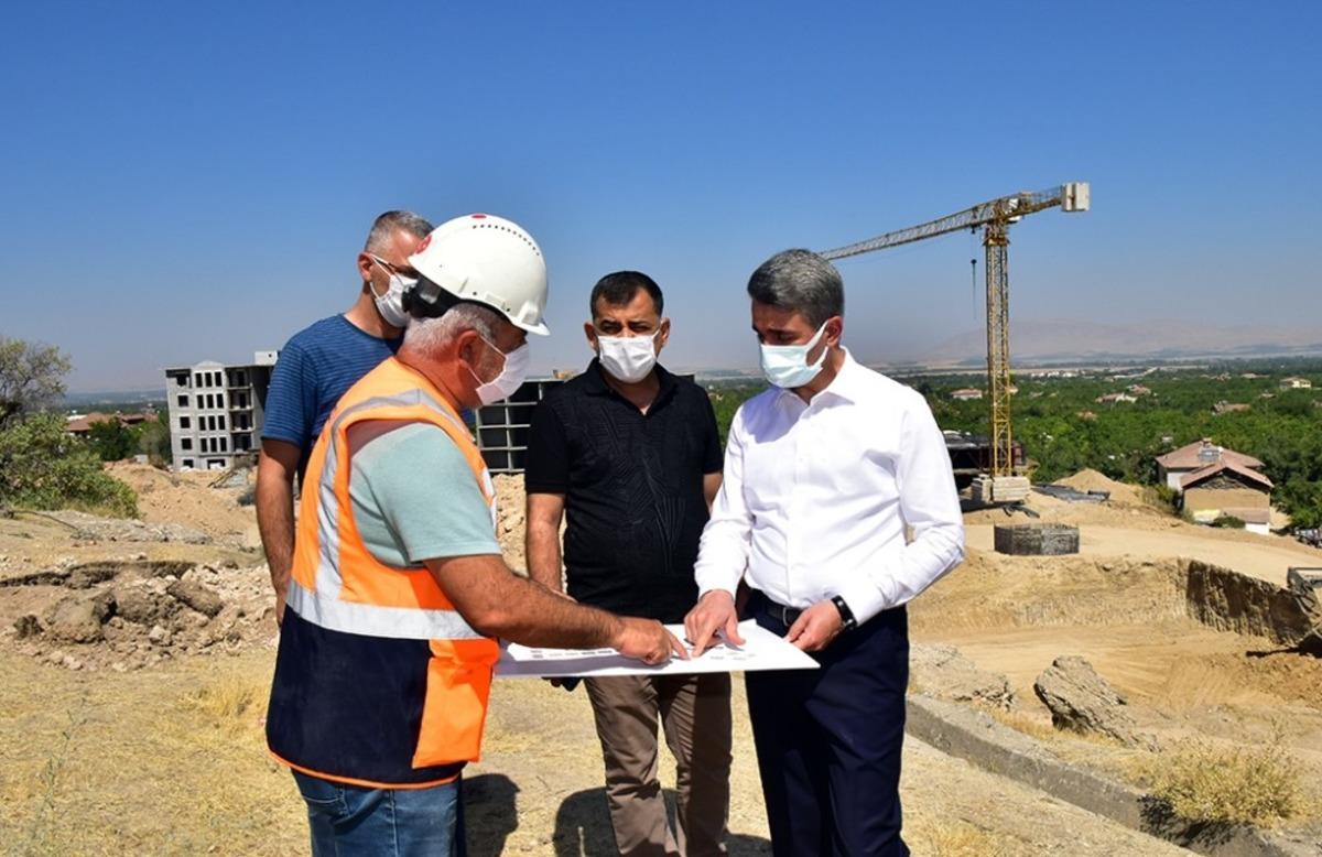 Vali Baruş, deprem konutlarını inceledi