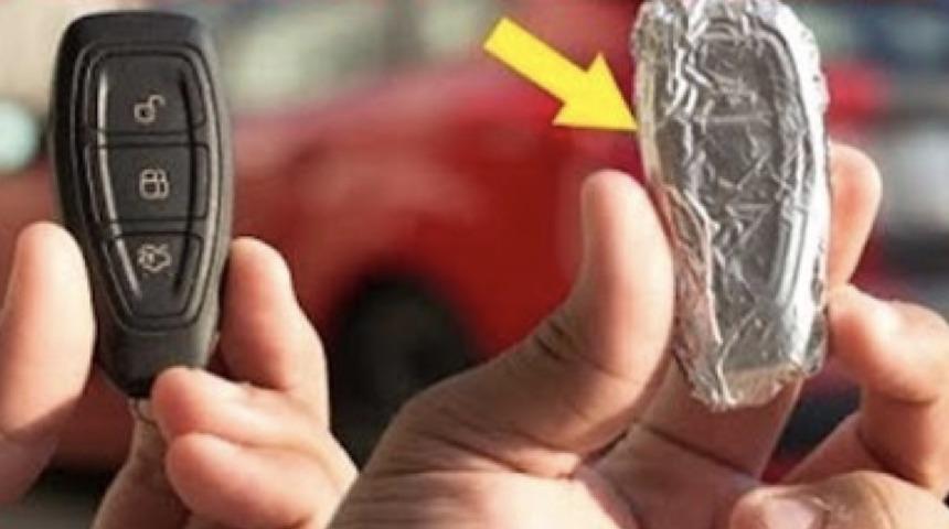 Polisler bile bu tekniği öneriyor: Aracınızın anahtarını alüminyum folyoya sarın 