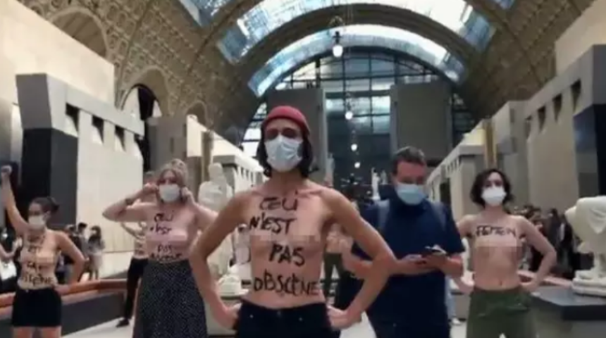 Göğüs dekoltesi engeline karşı müzede üstsüz protesto!