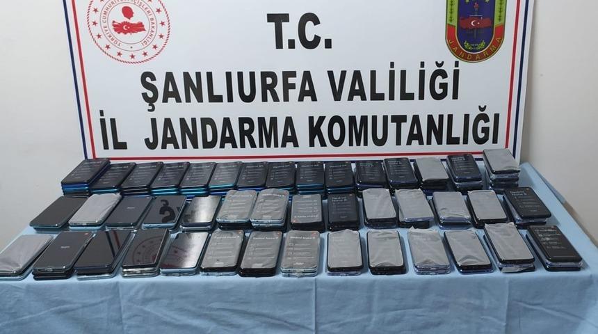 Şanlıurfa&rsquo;da 157 g&uuml;mr&uuml;k ka&ccedil;ağı telefon ele ge&ccedil;irildi