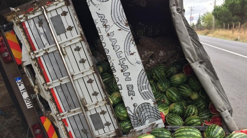 Edirne&rsquo;de karpuz y&uuml;kl&uuml; kamyon devrildi: 1 yaralı