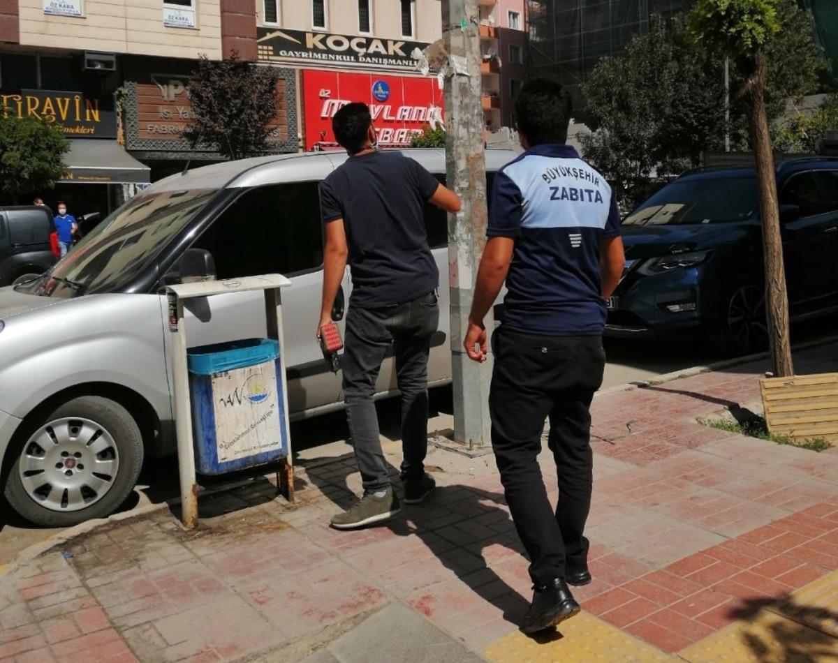 Van&rsquo;da izinsiz reklam panolarını kaldırma &ccedil;alışması