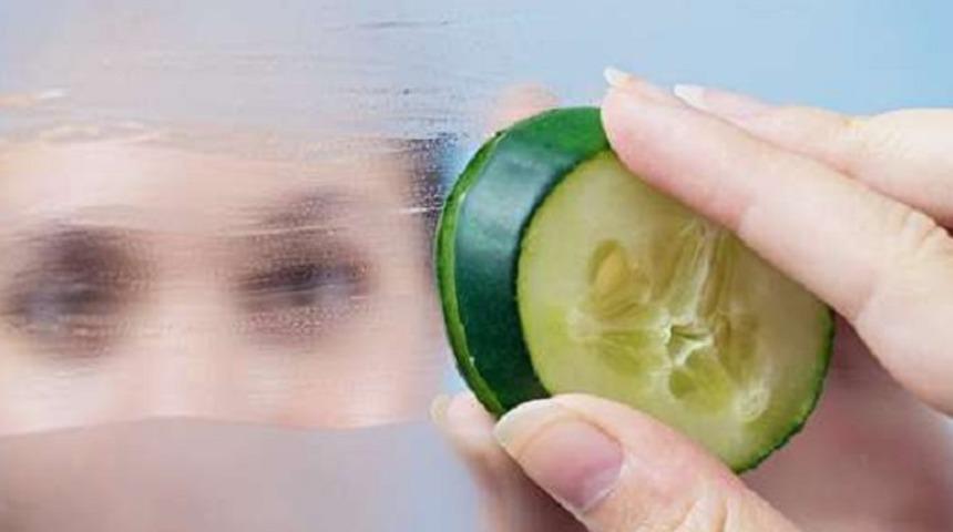 Aklımızın ucundan bile ge&ccedil;mezdi! Salatalık ile ayna silerseniz...