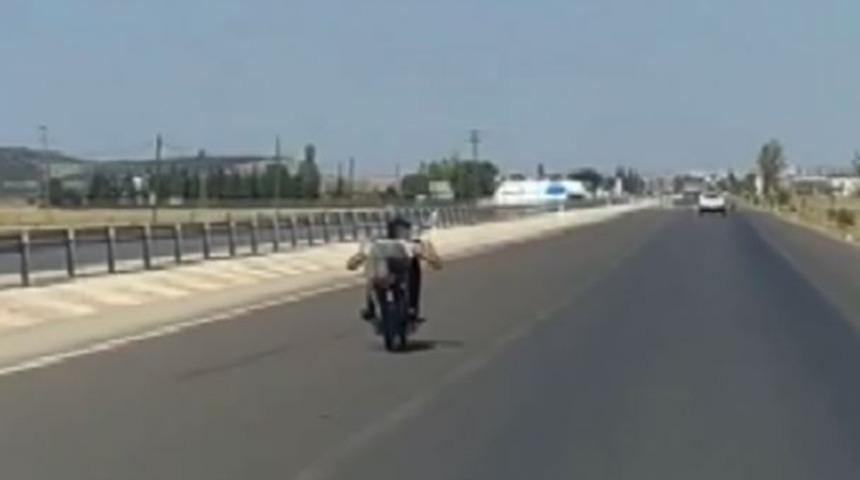 Seyir halindeki motosikletin &uuml;zerine yatan gen&ccedil; &ouml;l&uuml;mle dans etti