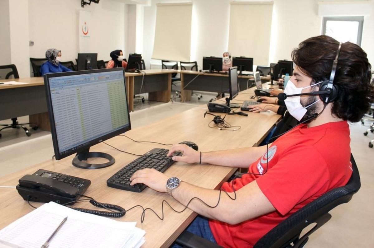 Kovid &Ccedil;ağrı Merkezi evde tedavi olan hastaları kontrol ediyor