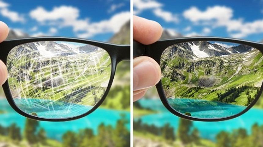 G&ouml;zl&uuml;k camındaki &ccedil;izikleri bu y&ouml;ntemle anında yok edebilirsiniz 