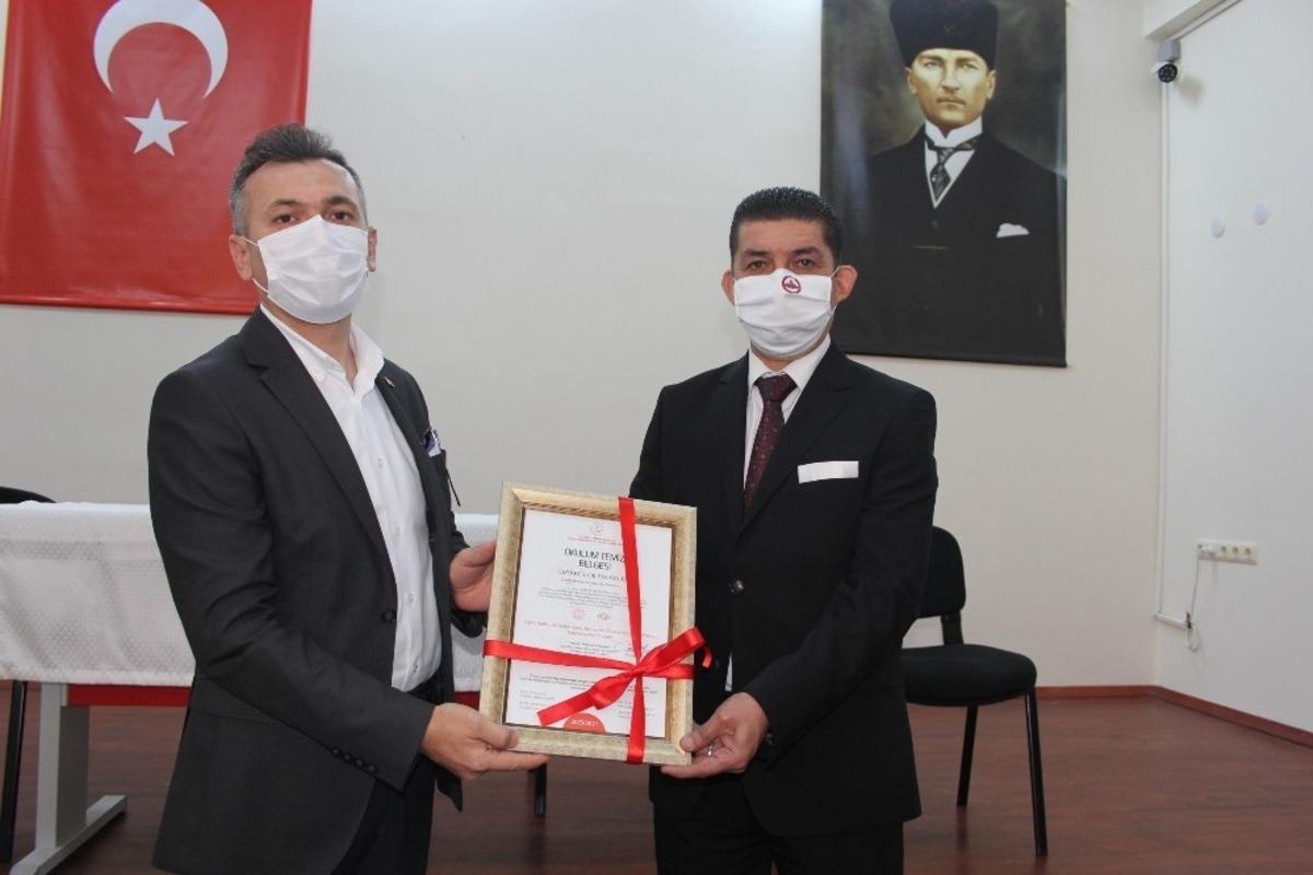 Isparta&rsquo;da &lsquo;Okulum Temiz Belgesi&rsquo;ni alan ilk devlet okulu Hızırbey Ortaokulu oldu