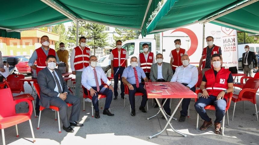 &Ccedil;elik ve Kavuş&rsquo;tan &ldquo;Kan ver hayat kurtar&rdquo; &ccedil;ağrısı