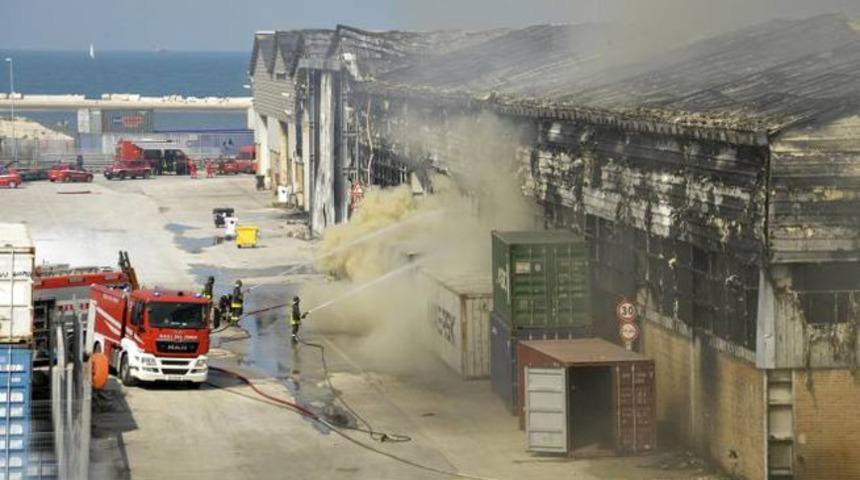  İtalya&rsquo;da limana ait depoda &ouml;nce patlama, sonra yangın!
