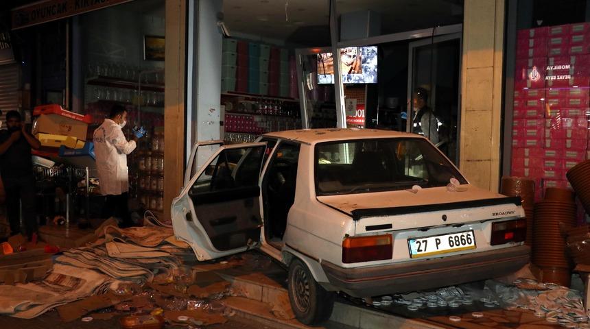 Korkutan anlar! Otomobil iş yerine girdi, bebek arabasını teğet ge&ccedil;ti