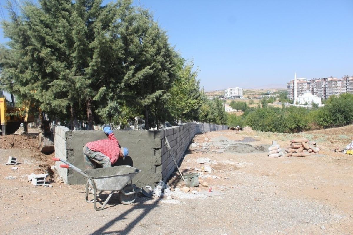 Kahta&rsquo;da mezarlıklara yoğun bakım