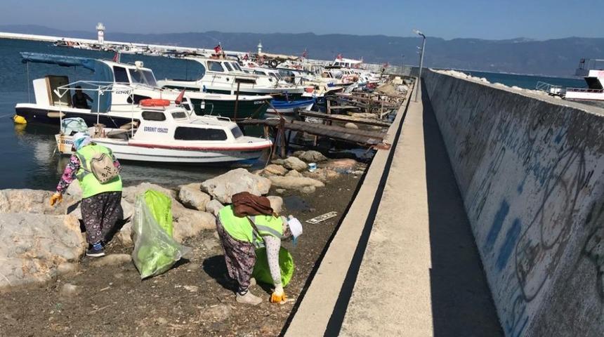 Burhaniye balık&ccedil;ı barınağı ve fenerden onlarca torba &ccedil;&ouml;p &ccedil;ıktı