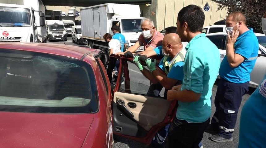 Sultangazi'de feci kaza! Takla atan otomobil iki araca &ccedil;arparak durabildi