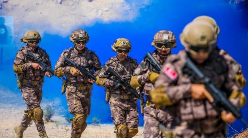 &Ouml;zel harekattan 35 derece sıcakta zorlu eğitim! Yerli silah '&Ccedil;ılgın kız' dikkat &ccedil;ekti