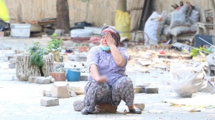 Kadınlar ekmek teknelerinin kaldırılışını gözyaşlarıyla izledi