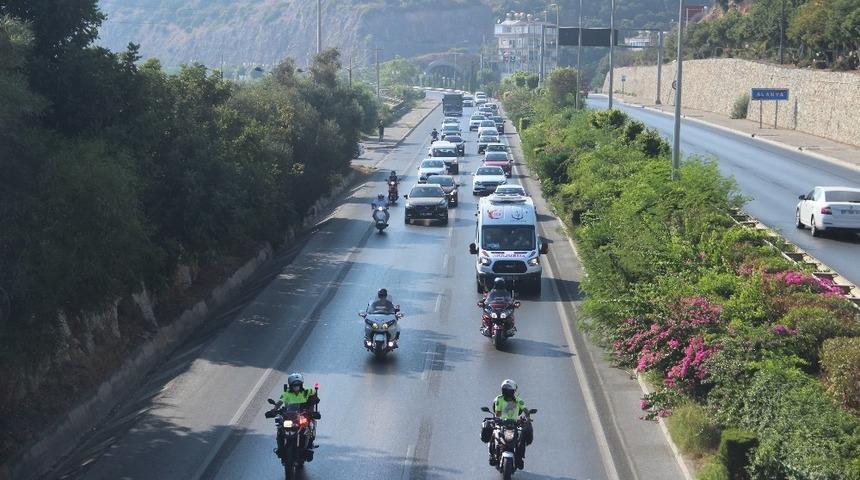Son isteği konvoyla karşılanmaktı, bir il&ccedil;e uğurlamaya geldi