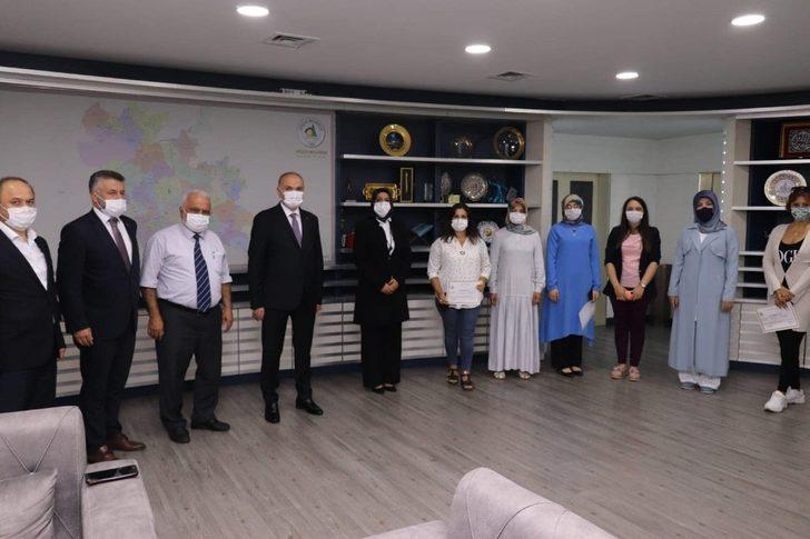 Kursiyerler sertifikalarını Başkan Özlü’nün elinden aldı G1
