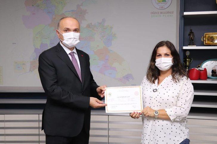 Kursiyerler sertifikalarını Başkan Özlü’nün elinden aldı G2