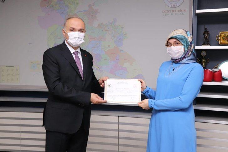 Kursiyerler sertifikalarını Başkan Özlü’nün elinden aldı G3