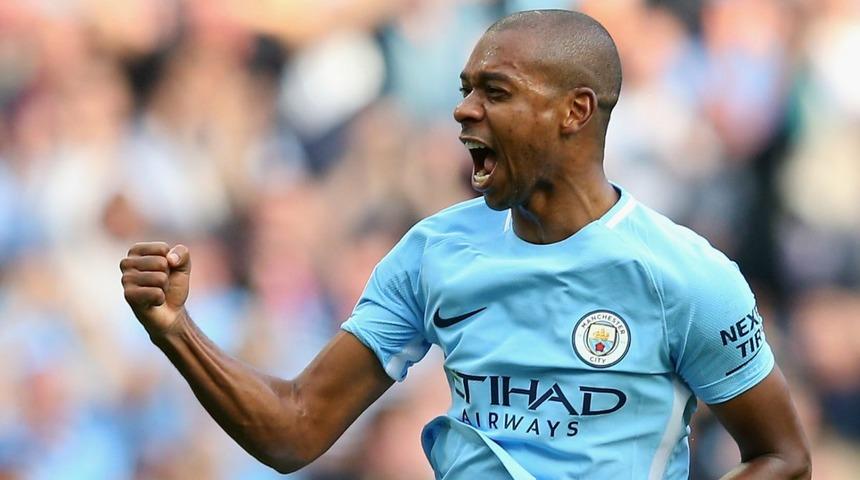 Fernandinho bir sezon daha Manchester City'de