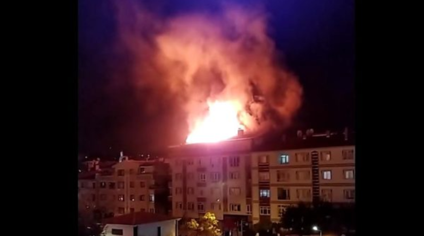 Ankara'da korkutan yangın! Binanın &ccedil;atısı alev topuna d&ouml;nd&uuml;