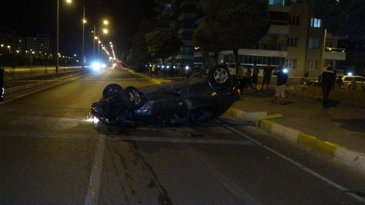 Uşak&rsquo;ta orta ref&uuml;je &ccedil;arpan ara&ccedil; ters devrildi: 1 yaralı