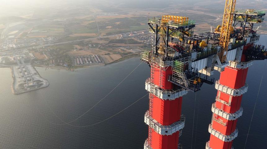 1915 &Ccedil;anakkale K&ouml;pr&uuml;s&uuml;'nde 2'nci kılavuz halat &ccedil;ekiliyor