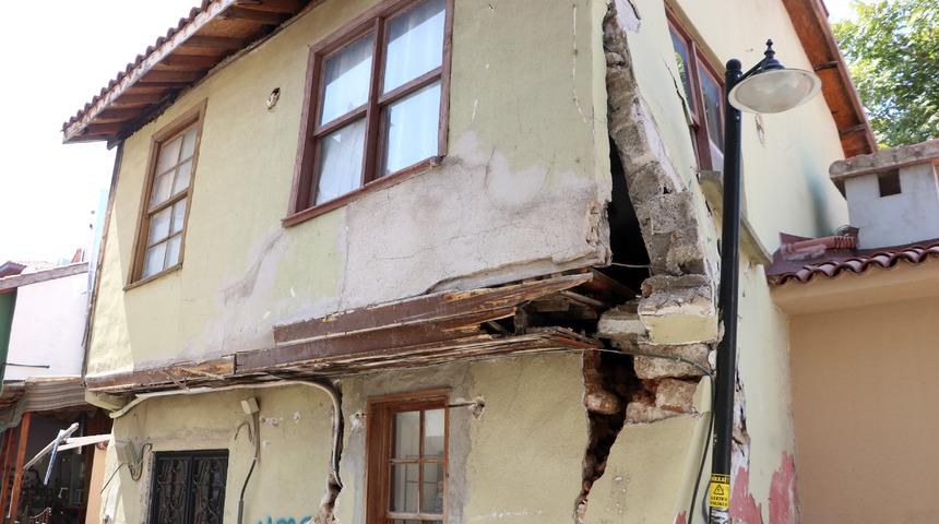 Kamyonun çarptı, sokak lambası direği ayakta tutuyor