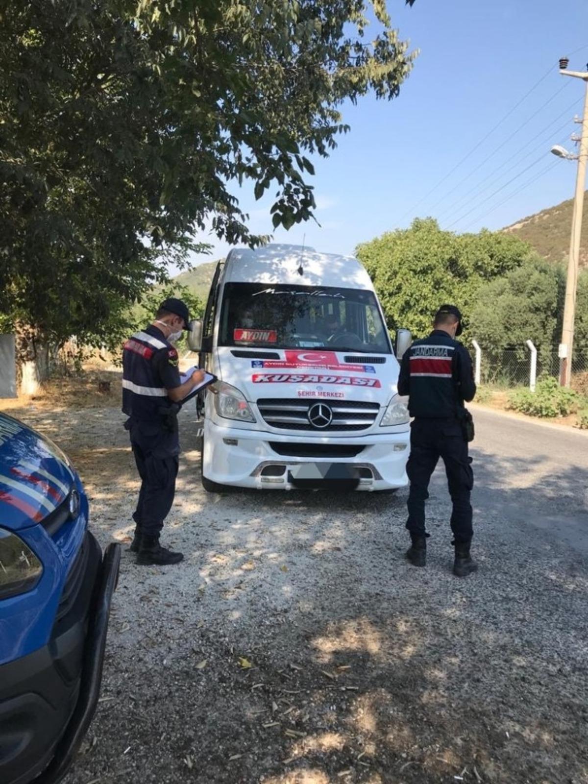 Kuşadası jandarması toplu taşıma ara&ccedil;larında denetim yaptı