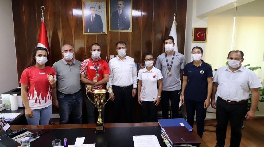 Derece kazanan Adanalı atletler Romanya yolcusu