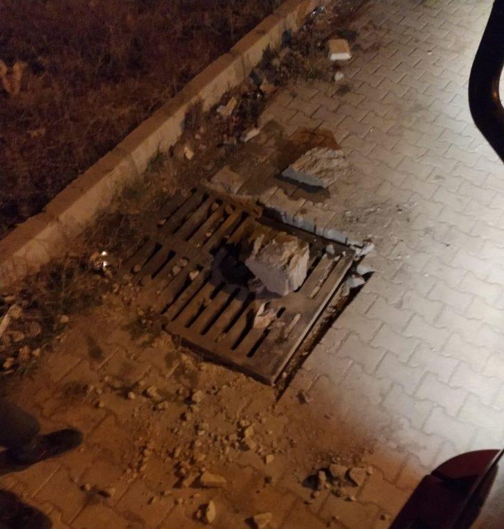 Yağmur suyu tahliye borusuna sıkışan 2 köpekr kurtarıldı G5