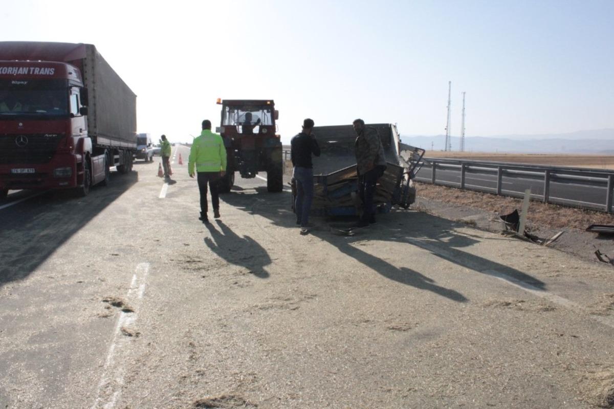 Ağrı&rsquo;da trakt&ouml;r devrildi: 3 yaralı