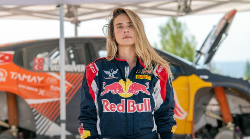 Müge Boz, ralli pilotu Yağız Avcı'ya co-pilotluk yaptı