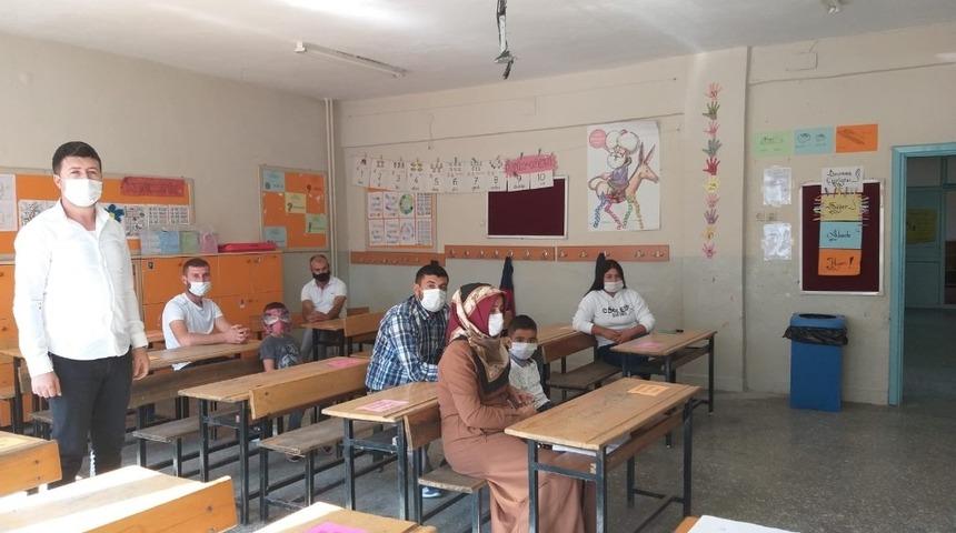 Altıntaş&rsquo;ta velilerle Korona vir&uuml;s toplantıları