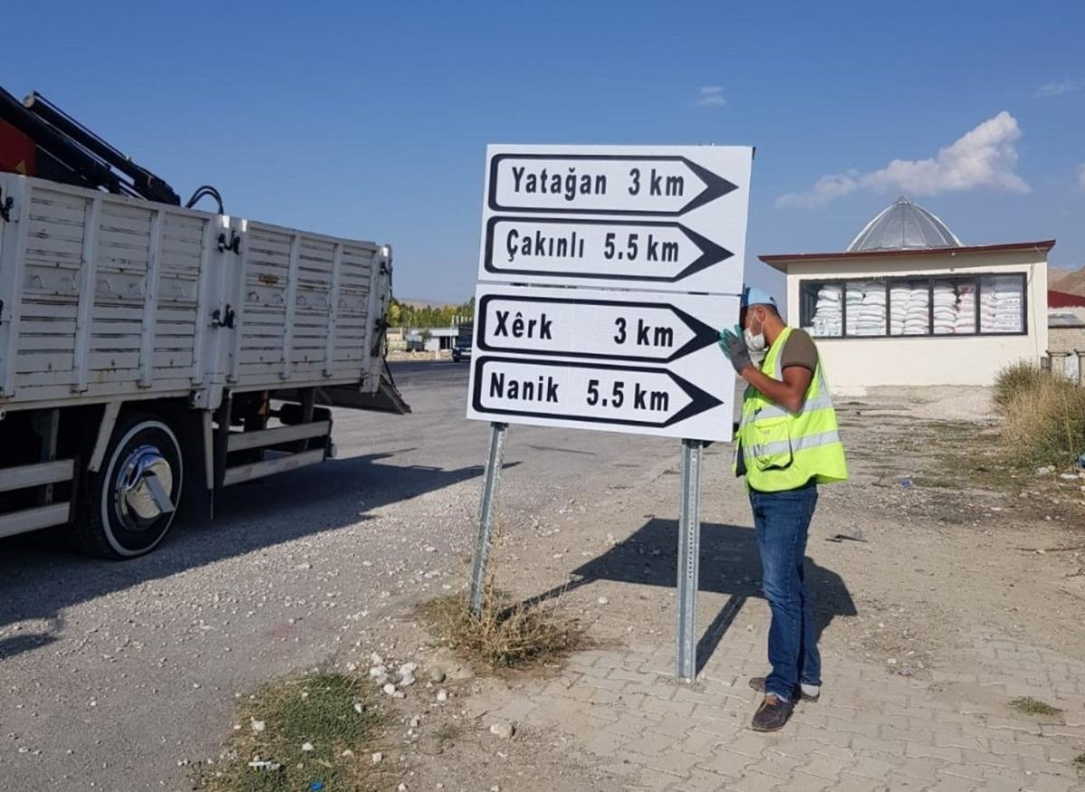 G&uuml;rpınar&rsquo;da mahalle y&ouml;n tabelaları yenileniyor