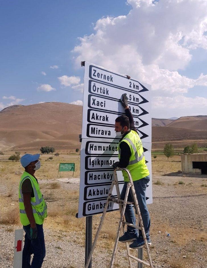 Gürpınar’da mahalle yön tabelaları yenileniyor G3