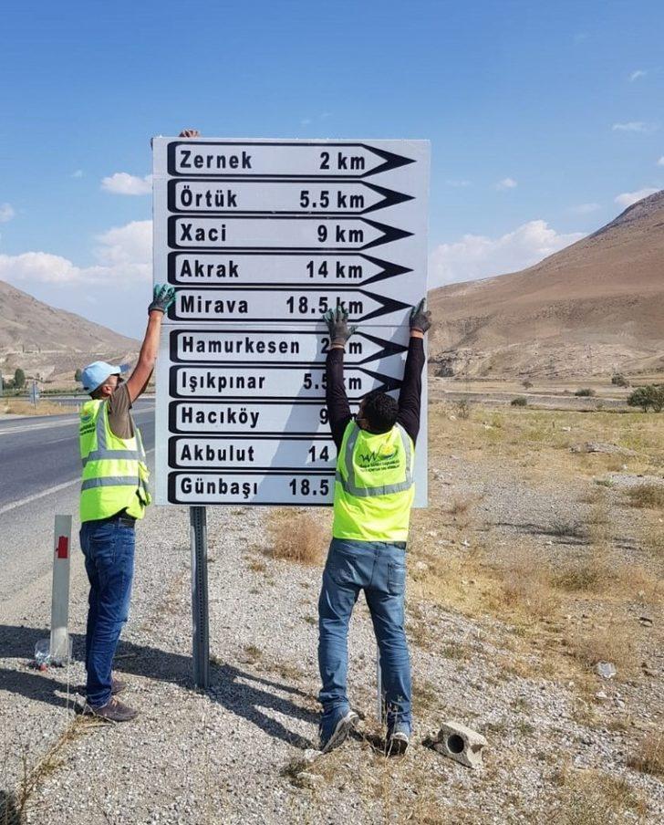 Gürpınar’da mahalle yön tabelaları yenileniyor G4