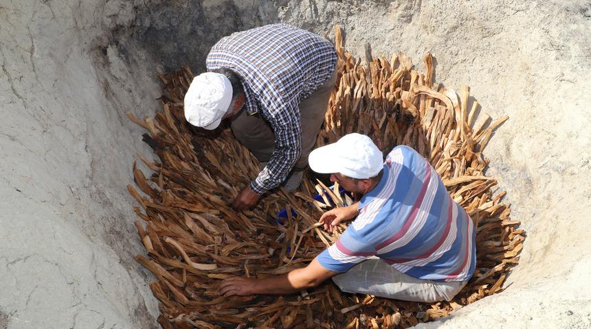 Çukurda 4 gün yakılıyor! Katran yağının kilosu 300 liradan satılıyor