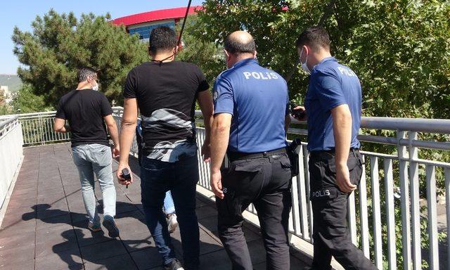 Üst geçitteki kadın polisi harekete geçirdi