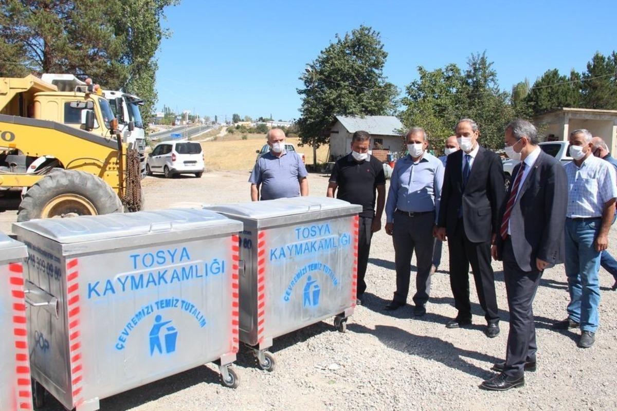 Tosya&rsquo;da yeni &ccedil;&ouml;p konteynerleri muhtarlara teslim edildi