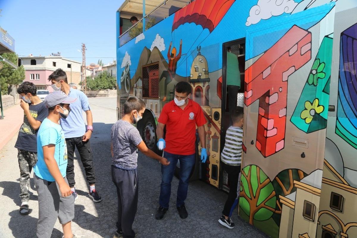 Başkan Yal&ccedil;ın&rsquo;dan tarlada &ccedil;alışan &ccedil;ocuklara Talas gezisi