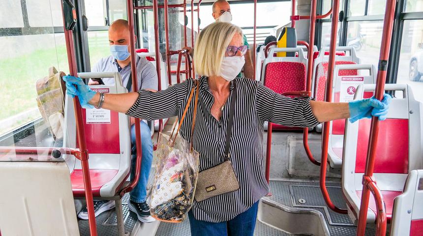 Koronavir&uuml;s riskine dikkat! Toplu taşımada...