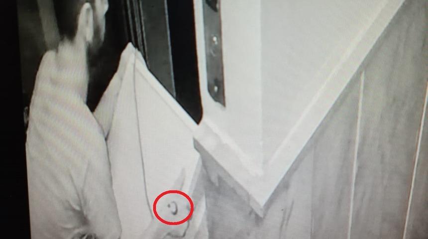 100 bin liralık hırsızlık yaptı! Elindeki d&ouml;vme ele verdi