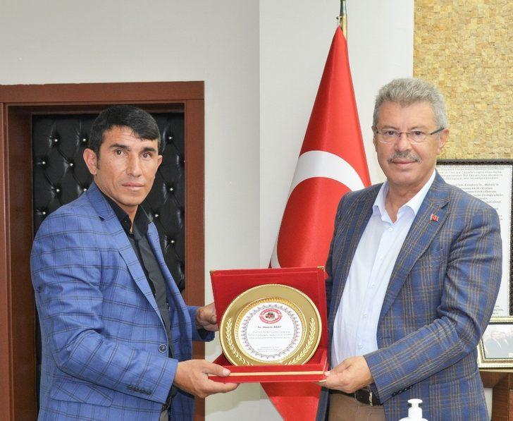 Gemerekli taşıyıcılardan Başkan Akay’a teşekkür plaketi G4